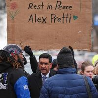 Die tödlichen Schüsse in Minneapolis lassen die Wut auf Trumps Regierung hochkochen. - Foto: Adam Gray/AP/dpa