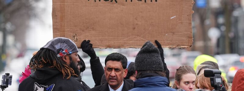 Die tödlichen Schüsse in Minneapolis lassen die Wut auf Trumps Regierung hochkochen. - Foto: Adam Gray/AP/dpa