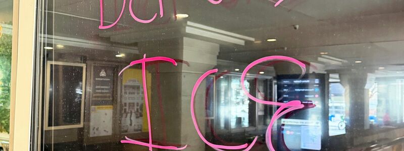 Die umstrittene Einwanderungsbehörde ICE steht im Zentrum der Kritik. - Foto: Anna Ringle/dpa