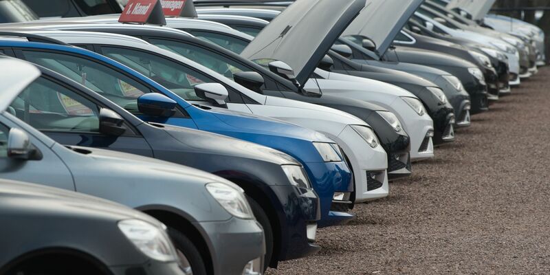 Umfrage: Die Preise für Neu- und Gebrauchtwagen liegen auf hohem Niveau. (Symbolbild) - Foto: Sebastian Kahnert/dpa-Zentralbild/dpa