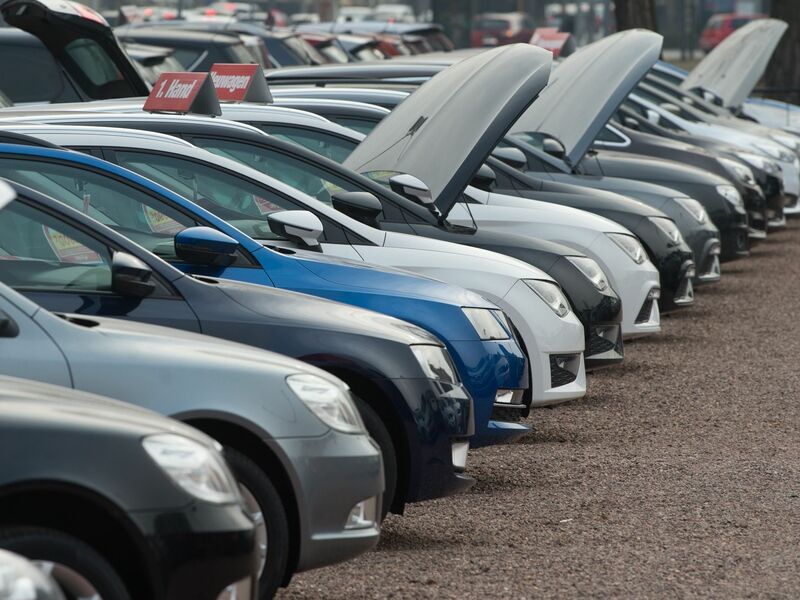 Umfrage: Die Preise für Neu- und Gebrauchtwagen liegen auf hohem Niveau. (Symbolbild) - Foto: Sebastian Kahnert/dpa-Zentralbild/dpa