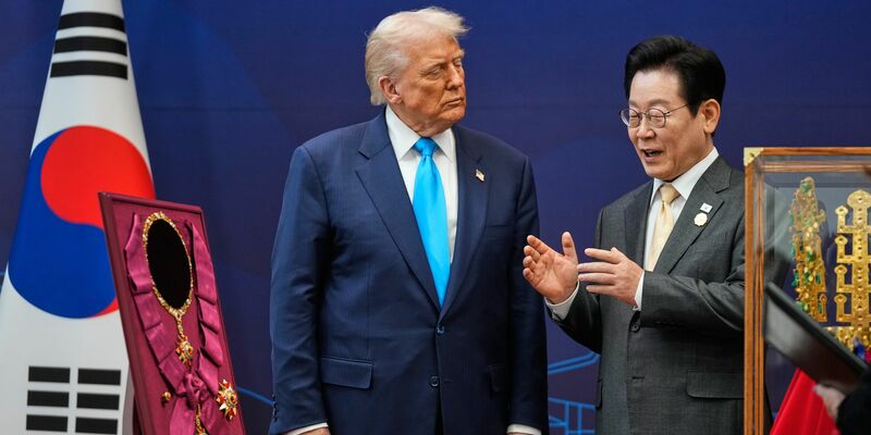 Trump und Südkoreas Präsident Lee waren sich voriges Jahr einig geworden in Sachen Zölle. (Archivbild) - Foto: Mark Schiefelbein/AP/dpa