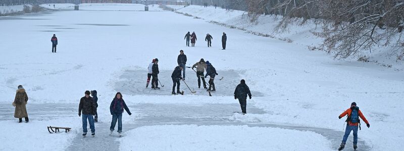 Die schönen Seiten des Winters: Schlittschuhlaufen in Leipzig.  - Foto: David Hammersen/dpa
