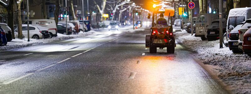 Am Morgen waren Räumfahrzeuge unterwegs.  - Foto: Moritz Frankenberg/dpa