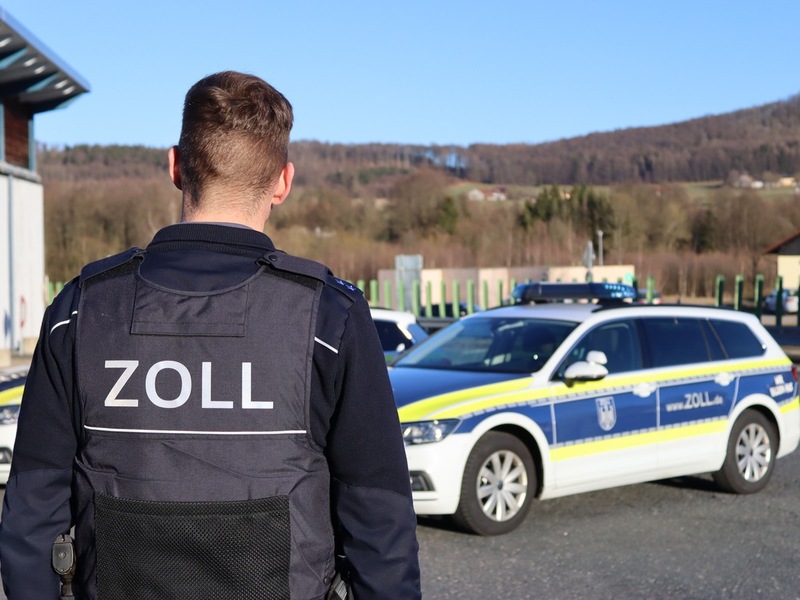HZA-R: Mehr als nur Hühnereier geladen: Zoll aus Furth im Wald entdeckt 8.400 Schmuggelzigaretten - Foto: presseportal.de