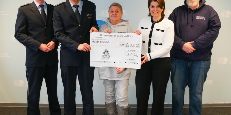 POL-HA: Spendenübergabe nach Benefizkonzert - FUKS e.V. überreicht symbolischen Spendenscheck über 8.000 Euro an Unsichtbar e.V. - Foto: presseportal.de