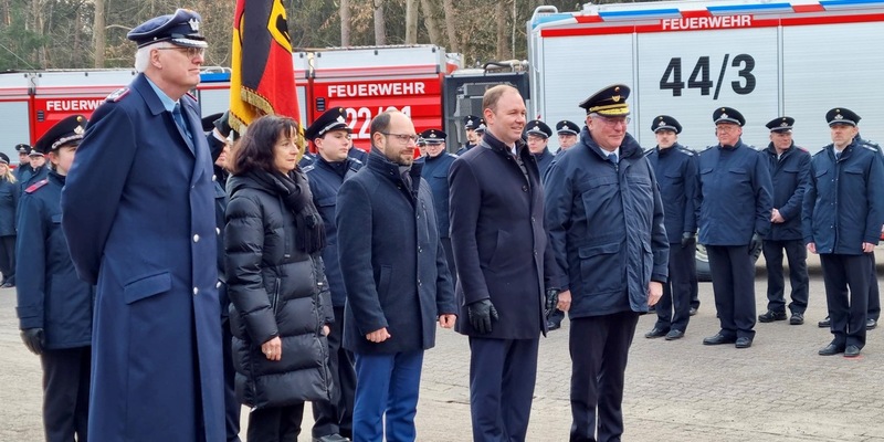 Feierstunde zur Indienststellung des Brandschutzamtes der Bundeswehr / Staatssekretär übergibt die Truppenfahne und damit die Leitung an Direktor Mirko Temmler - Foto: presseportal.de