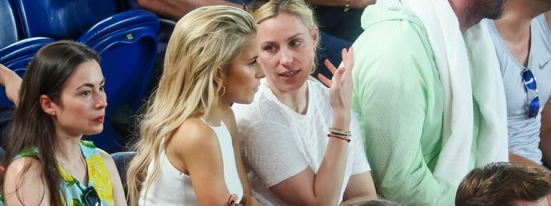 Angelique Kerber (3.v.l) bejubelte den Halbfinaleinzug von Alexander Zverev in der Arena. - Foto: Frank Molter/dpa