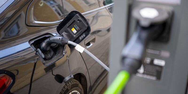 Hohe Anschaffungskosten, geringe Reichweite, teurer Strom - viele Autofahrer sehen gleich mehrere Hindernisse für die Anschaffung eines E-Autos. (Symbolbild) - Foto: Peter Kneffel/dpa
