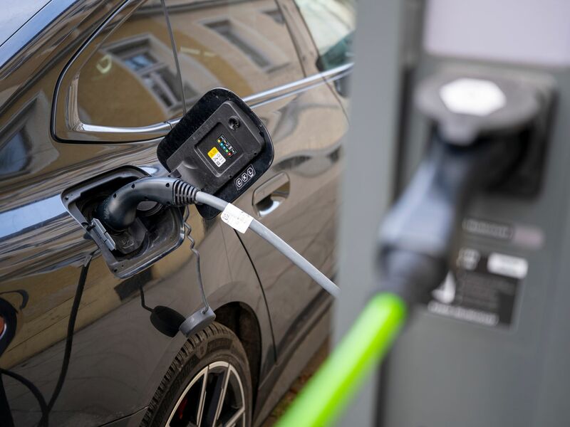 Hohe Anschaffungskosten, geringe Reichweite, teurer Strom - viele Autofahrer sehen gleich mehrere Hindernisse für die Anschaffung eines E-Autos. (Symbolbild) - Foto: Peter Kneffel/dpa