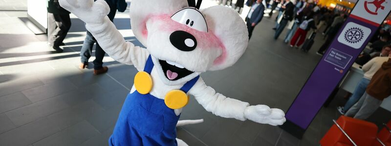 Nostalgie ist ein großes Thema: Die Diddl-Maus aus den 1990er-Jahren kehrt mit Produkten zurück.  - Foto: Daniel Karmann/dpa