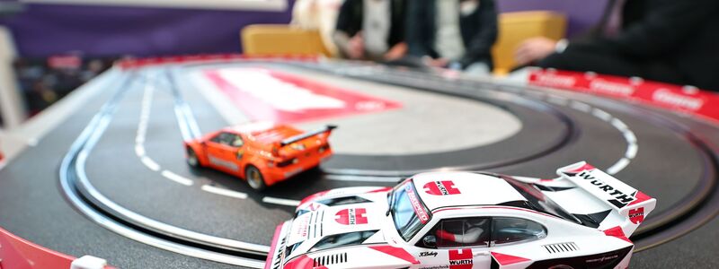 Rennautos gehören auch zu den Spielzeugen, für die sich Erwachsene interessieren. - Foto: Daniel Karmann/dpa