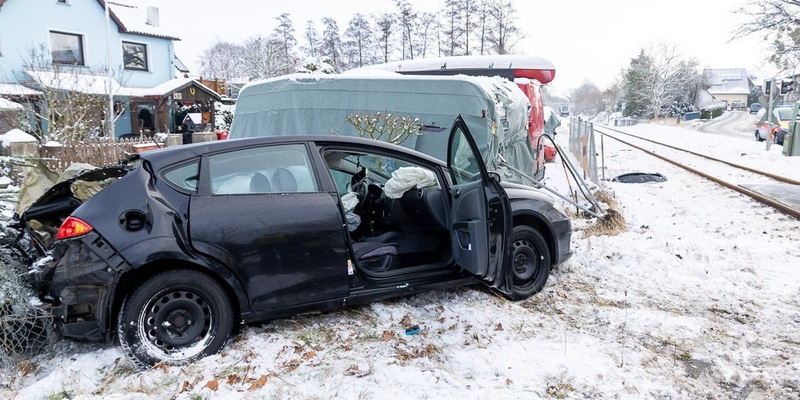 FW Porta Westfalica: 27.01.2026 - Bahnunfall - PKW gegen Zug in Eisbergen - Foto: presseportal.de
