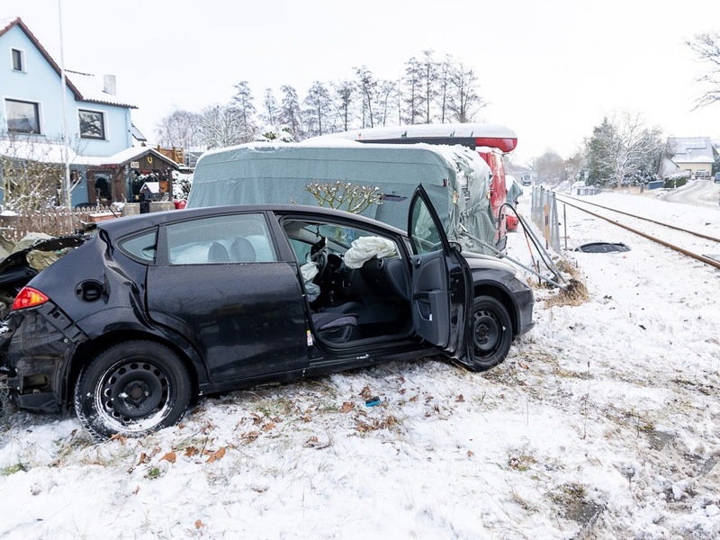 FW Porta Westfalica: 27.01.2026 - Bahnunfall - PKW gegen Zug in Eisbergen - Foto: presseportal.de