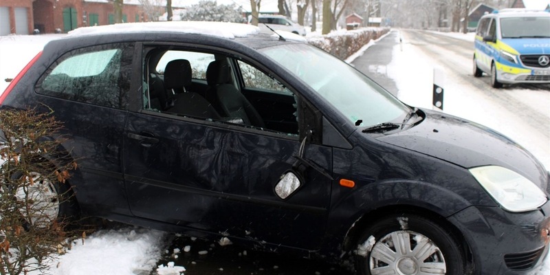 POL-MI: Auto kommt ins Rutschen und streift Fußgängerin - Foto: presseportal.de
