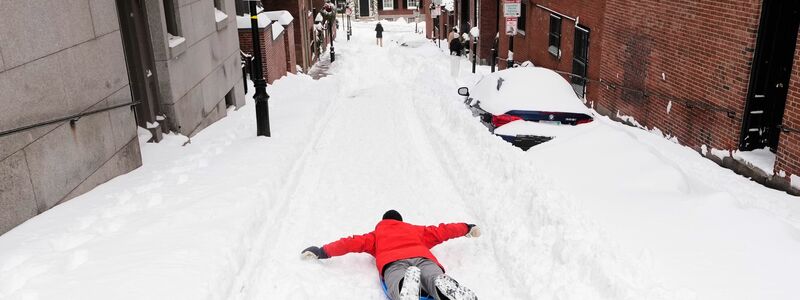Trotz der angespannten Lage gab es fröhliche Winterszenen. - Foto: Charles Krupa/AP/dpa