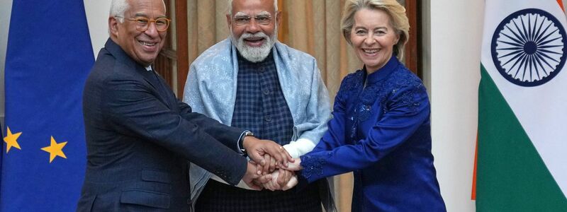 Feiern den erfolgreichen Abschluss der Freihandelsgespräche: EU-Ratspräsident António Costa (l), der indische Ministerpräsident Narendra Modi und EU-Kommissionspräsidentin Ursula von der Leyen. - Foto: Manish Swarup/AP/dpa