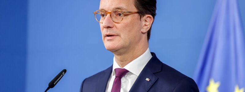 Kein guter Tag für Nordrhein-Westfalens Ministerpräsident Hendrik Wüst (CDU): Der Rücktritt seiner Fluchtministerin Josefine Paul (Grüne) setzt ihn unter Erklärungszwang.  - Foto: Thomas Banneyer/dpa