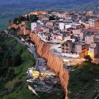 Nach schweren Unwettern droht in Niscemi ein Erdrutsch Teile eines Wohngebiets mitzureißen. - Foto: Alberto Lo Bianco/LaPresse via ZUMA Press/dpa