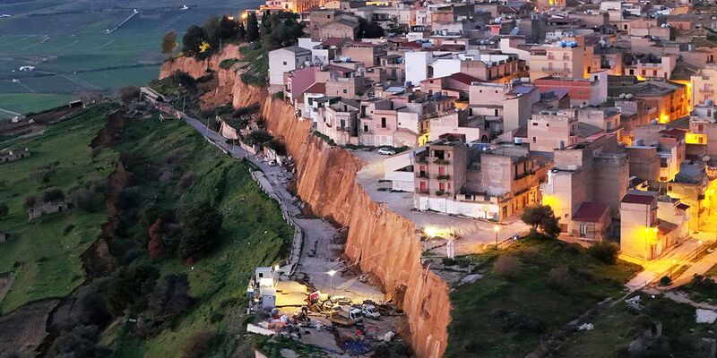 Nach schweren Unwettern droht in Niscemi ein Erdrutsch Teile eines Wohngebiets mitzureißen. - Foto: Alberto Lo Bianco/LaPresse via ZUMA Press/dpa