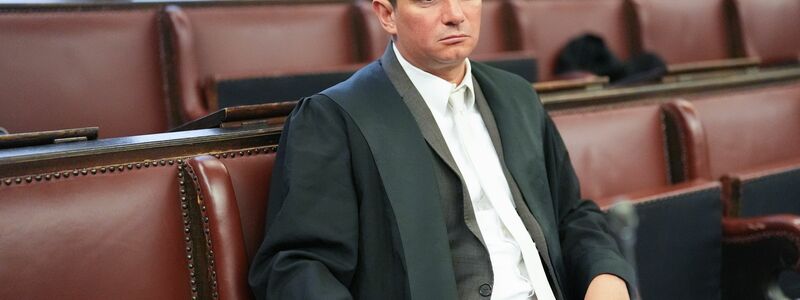 Der Platz neben dem Nebenklagevertreter Philip von der Meden blieb am 33. Prozesstag leer. - Foto: Marcus Brandt/Pool dpa/dpa