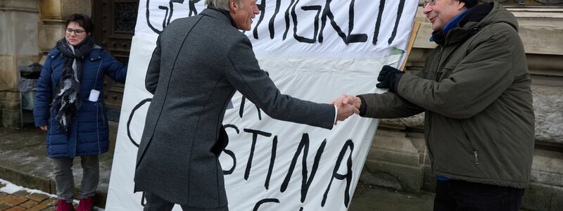 Der angeklagte Ex-Sportmoderator Gerhard Delling begrüßt Unterstützer seiner Lebensgefährtin Christina Block. - Foto: Georg Wendt/dpa