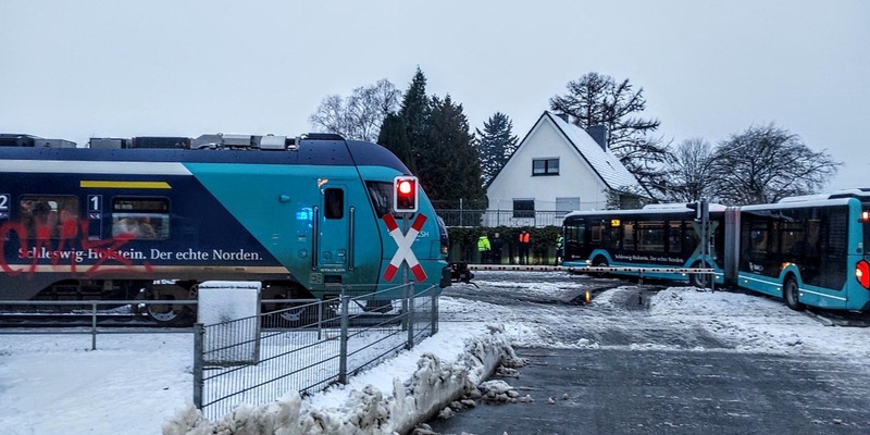 BPOL-KI: Schulbus auf Bahnübergang festgefahren - Regionalexpress leitet Schnellbremsung ein - Foto: presseportal.de