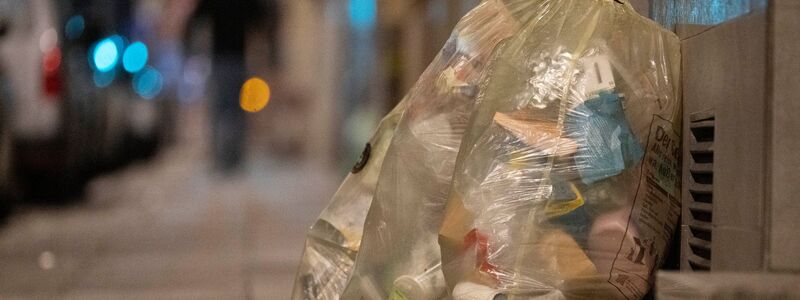 Rein in den Gelben Sack, damit der Müll später recycelt werden kann: Plastikmüll an einer Straße in Deutschland. - Foto: Marjian Murat/dpa