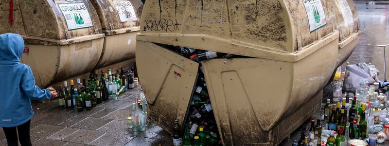 Es gibt zu wenige Glascontainer in Deutschland, monieren Branchenexperten. - Foto: Peter Kneffel/dpa