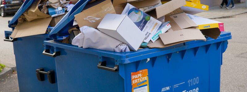 Reichlich Papier und Pappe zur Abholung. - Foto: Peter Kneffel/dpa
