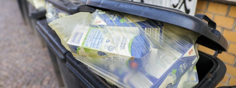 So soll es nicht sein: Getränkekartons im Restmüll. Dabei gehören sie in den Gelben Sack oder die Gelbe Tonne. - Foto: Jan Woitas/dpa-Zentralbild/dpa