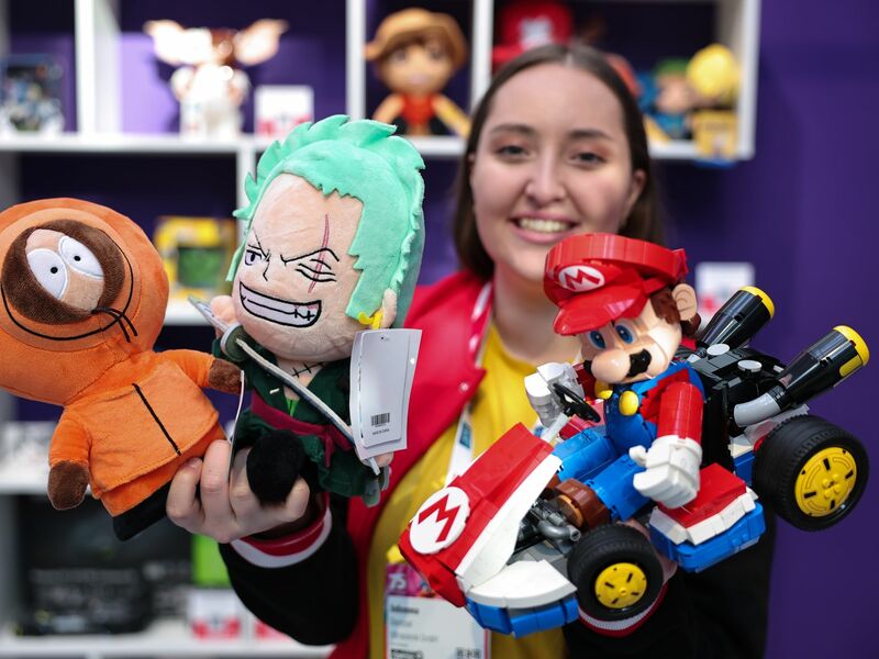 Sammelfiguren sind bei erwachsenen Fans beliebt. - Foto: Daniel Karmann/dpa