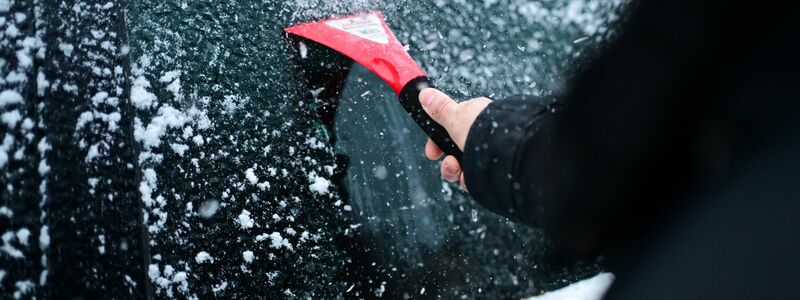 Gefrierender Regen, Glatteis und Neuschnee: Besonders im Westen und Süden kann das Autofahren abends zum Risiko werden.  - Foto: Sebastian Gollnow/dpa