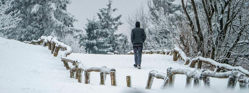 Es bleibt teils winterlich weiß. - Foto: Andreas Arnold/dpa