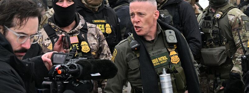 Der 55-jährige Bovino inszeniert sich gerne in sozialen Medien in martialischer Pose. (Archivfoto) - Foto: Tom Baker/AP/dpa