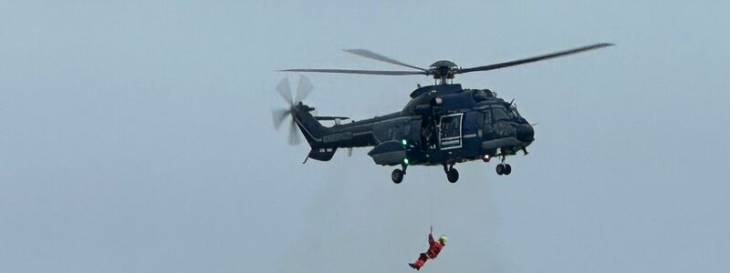 Einsatzkräfte werden per Helikopter an Land gebracht. - Foto: --/Havariekommando/dpa