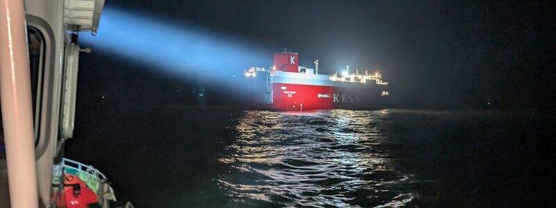 Die ersten Einsatzkräfte erreichten gegen Mitternacht den Frachter. - Foto: -/DGzRS/dpa