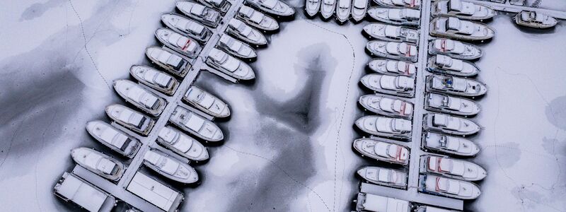 Abgesehen von vereinzelten offenen Engstellen liegt eine geschlossene Eisdecke über den Mecklenburger Oberseen. - Foto: Jens Büttner/dpa