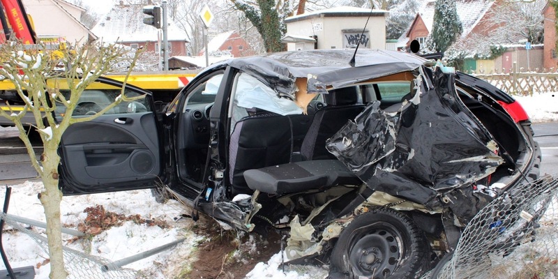 POL-MI: Schranken umfahren und mit Zug kollidiert - Fahrer zunächst flüchtig - Foto: presseportal.de