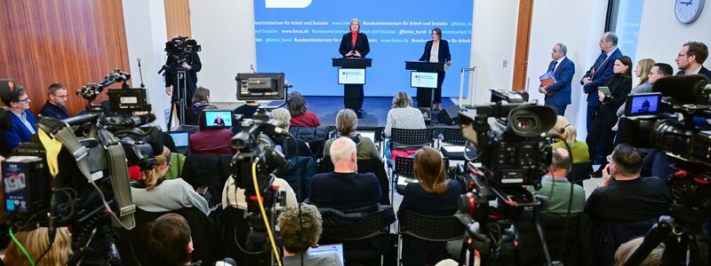 Andrang herrscht bei Bärbel Bas, als sie die Kommissionsergebnisse vorstellt. - Foto: Sebastian Christoph Gollnow/dpa