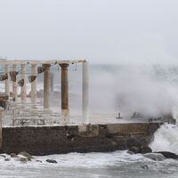Die Behörden warnen vor hohem Wellengang - wie hier bei Málaga. - Foto: Álex Zea/EUROPA PRESS/dpa