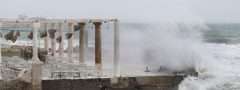 Die Behörden warnen vor hohem Wellengang - wie hier bei Málaga. - Foto: Álex Zea/EUROPA PRESS/dpa