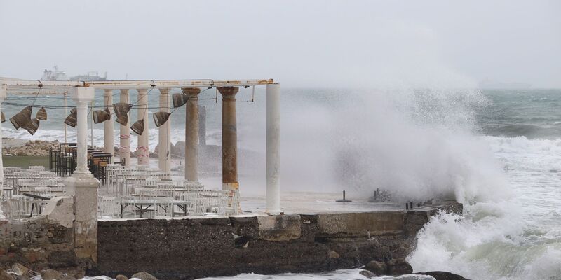Die Behörden warnen vor hohem Wellengang - wie hier bei Málaga. - Foto: Álex Zea/EUROPA PRESS/dpa