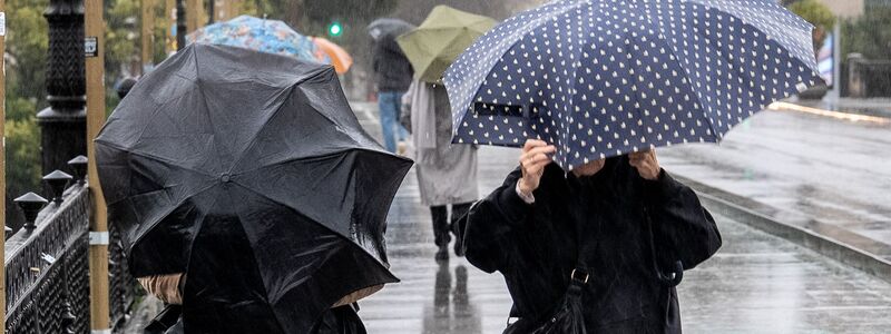 Sogar in Sevilla in Andalusien, wo im Sommer oft Hitze von um die 40 Grad herrscht, mussten sich die Menschen warm anziehen. - Foto: Eduardo Briones/EUROPA PRESS/dpa