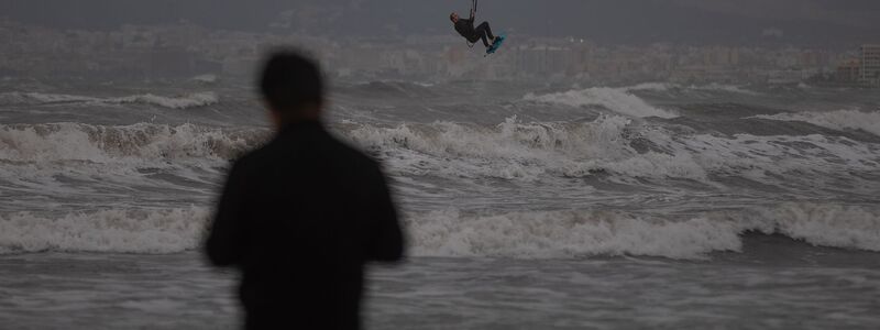 Nicht gerade gemütliches Strandwetter auf Mallorca, aber ideale Bedingungen für Kitesurfer. - Foto: Clara Margais/dpa
