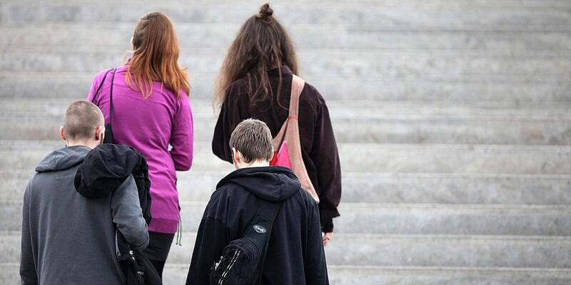 Vier junge Leute auf einer Treppe (Archiv) - Foto: via dts Nachrichtenagentur