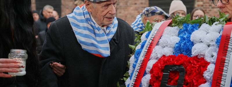 Der Holocaust-Überlebende Stanislaw Zalewski gedenkt mit anderen Überlebenden im früheren deutschen Konzentrations- und Vernichtungslagers Auschwitz der Opfer des NS-Terrors.  - Foto: Beata Zawrzel/AP/dpa