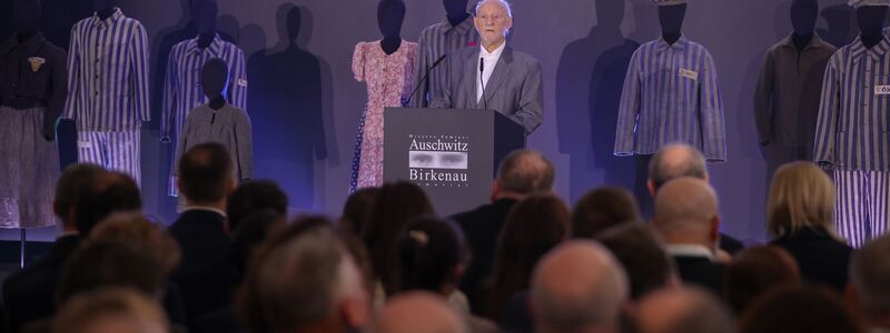 Der Holocaust-Überlebende Bernard Offen warnte während der Gedenkfeier im ehemaligen deutschen Konzentrationslager Auschwitz-Birkenau vor wachsendem Hass. (Foto aktuell) - Foto: Jarek Praszkiewicz/PAP/dpa