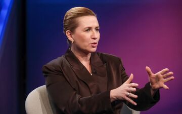 Die dänische Regierungschefin Mette Frederiksen zieht eine klare rote Linie: Wir geben kein grönländisches Territorium ab. - Foto: Oliver Ziebe/WDR/dpa