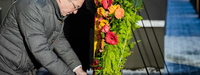 Alexander Dobrindt (CSU) nahm mit Kranzniederlegung zum Internationalen Tag des Gedenkens an die Opfer des Holocaust am Denkmal für die ermordeten Juden Europas teil. - Foto: Christoph Soeder/dpa
